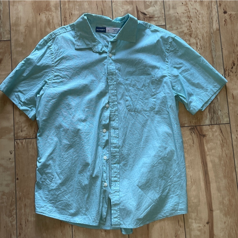 Old navy‎ - short sleeve button down shirt - men’s size large - light blue